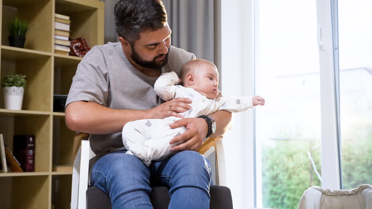 padre y el bebé en el salón.
