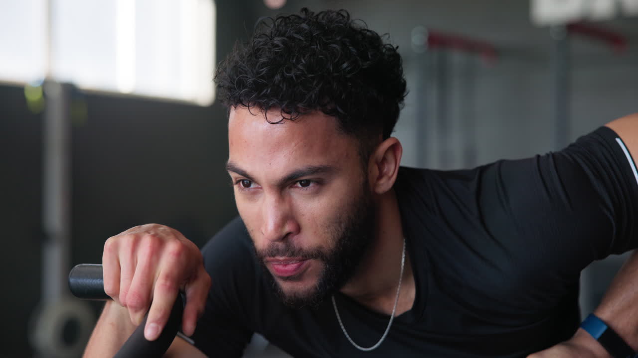 hombre trabajando en el gimnasio