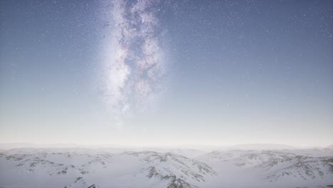 vía láctea por encima del terreno cubierto de nieve