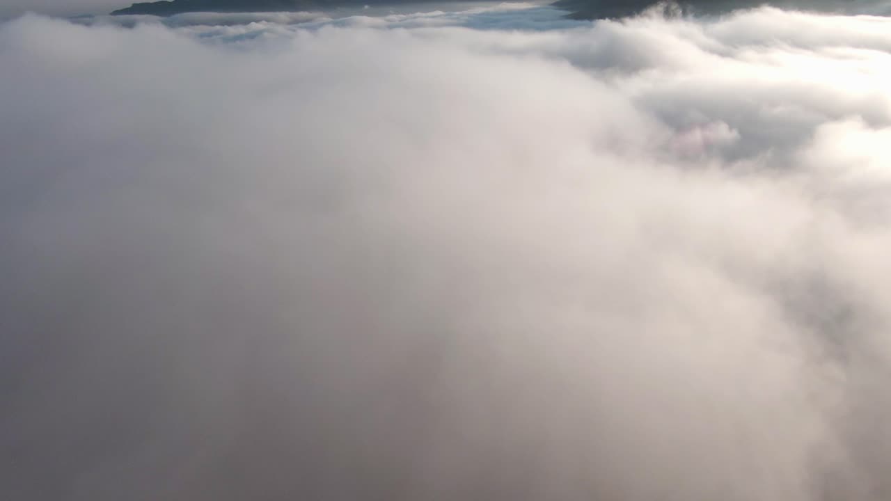 안개가 가득한 산과 구름이 가득한 풍경