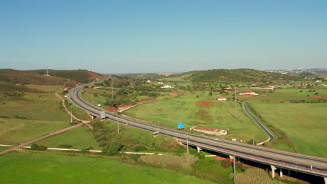 antena: una carretera que atraviesa el campo del algarve en portugal