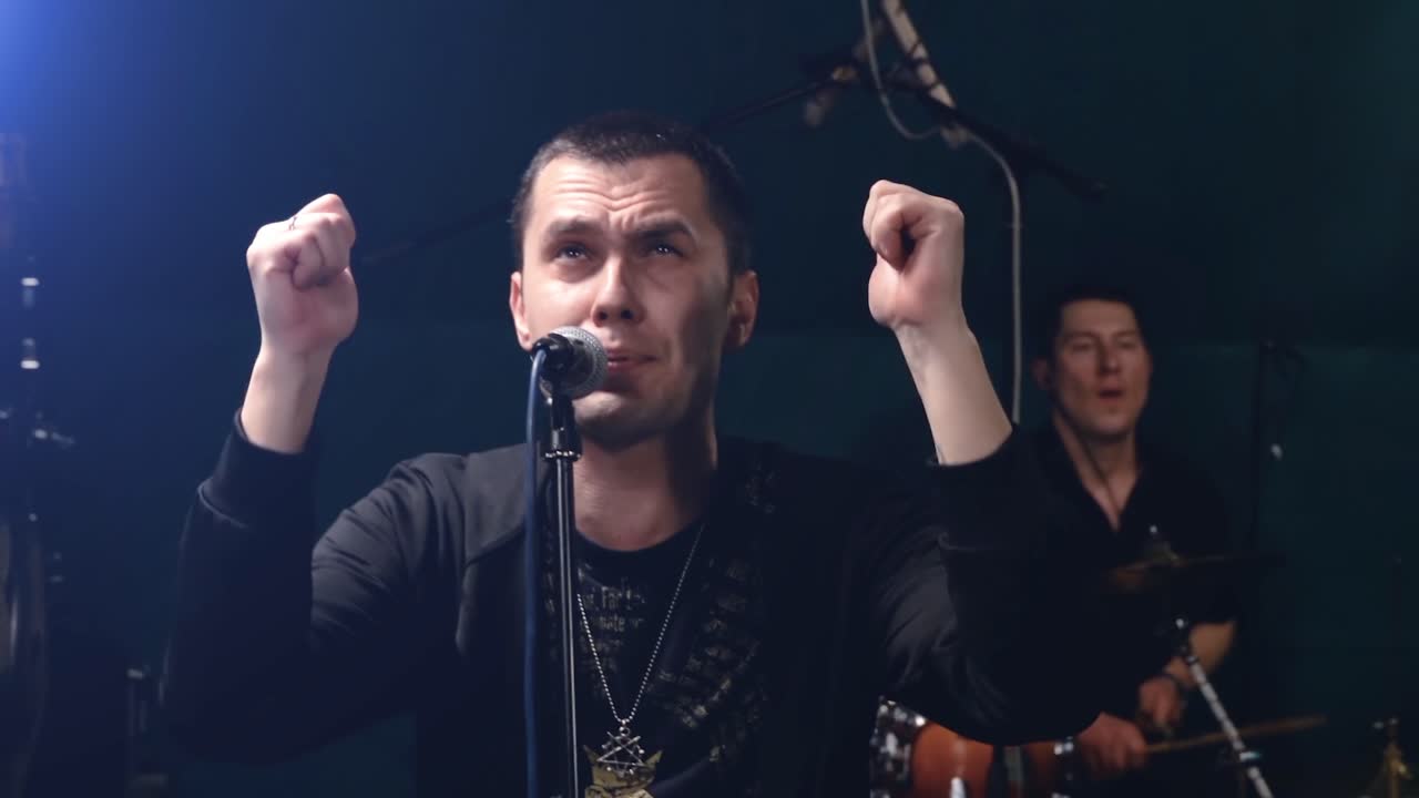 cantante actuando en el escenario con la banda