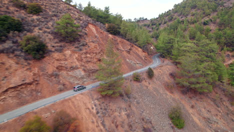 Drone-Sigue-Coche-En-Las-Montañas-De-Chipre