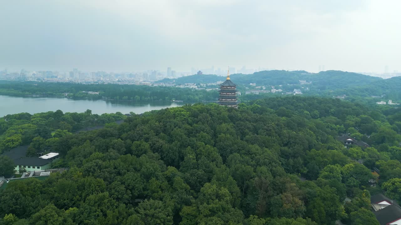중국 항저우의 서쪽 호수 남쪽 연안에 위치한 라이 ⁇  파고다 (leifeng pagoda) 에 대한 항공 촬영. 고대 중국 건축과 풍부한 문화 역사의 매혹적인 증거입니다.