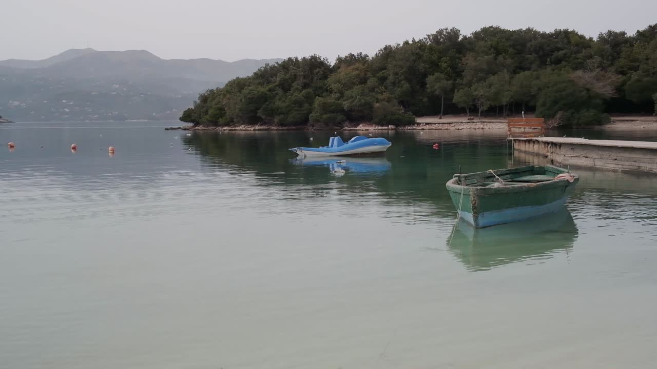 costa del mar jónico en la riviera albanesa en la playa de ksamil
