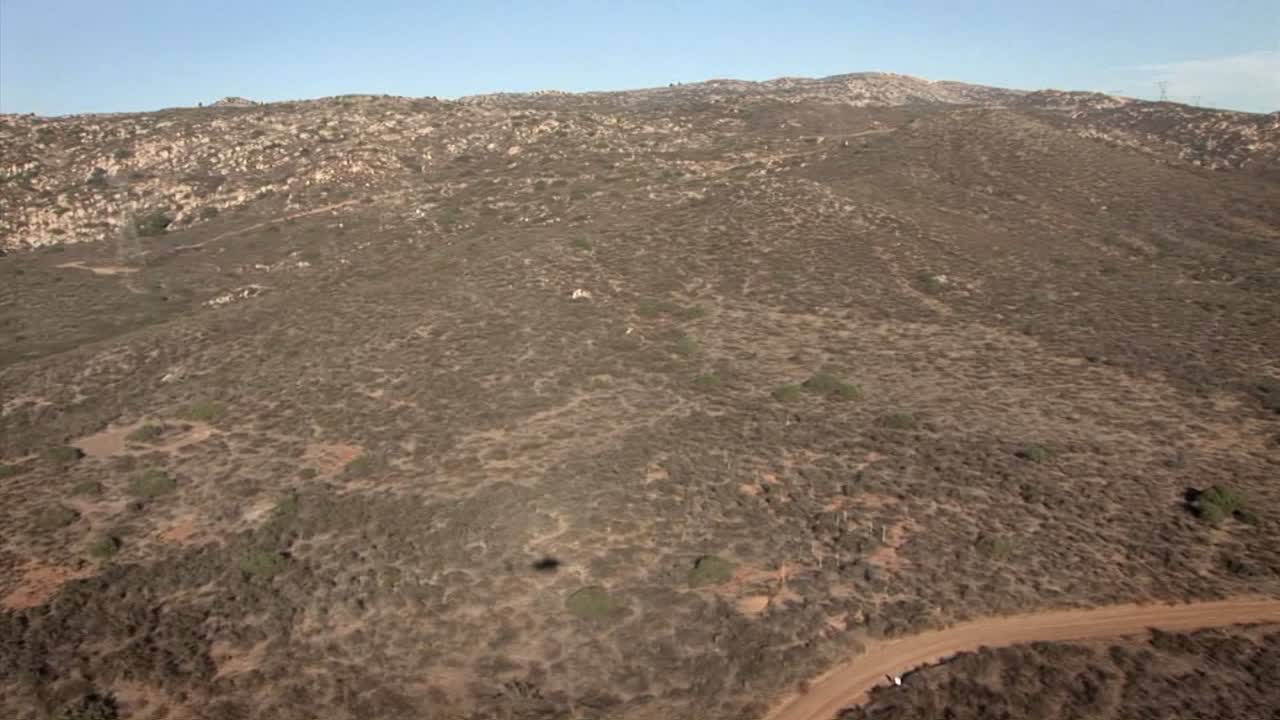 헬리콥터가 외딴 언덕 위를 날다