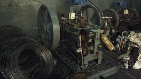 Máquina-De-Fabricación-De-Tornillos-En-Proceso-Dentro-De-La-Fábrica-1