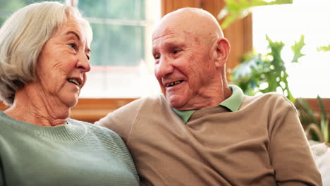 senior, pareja o comunicación para feliz en el sofá