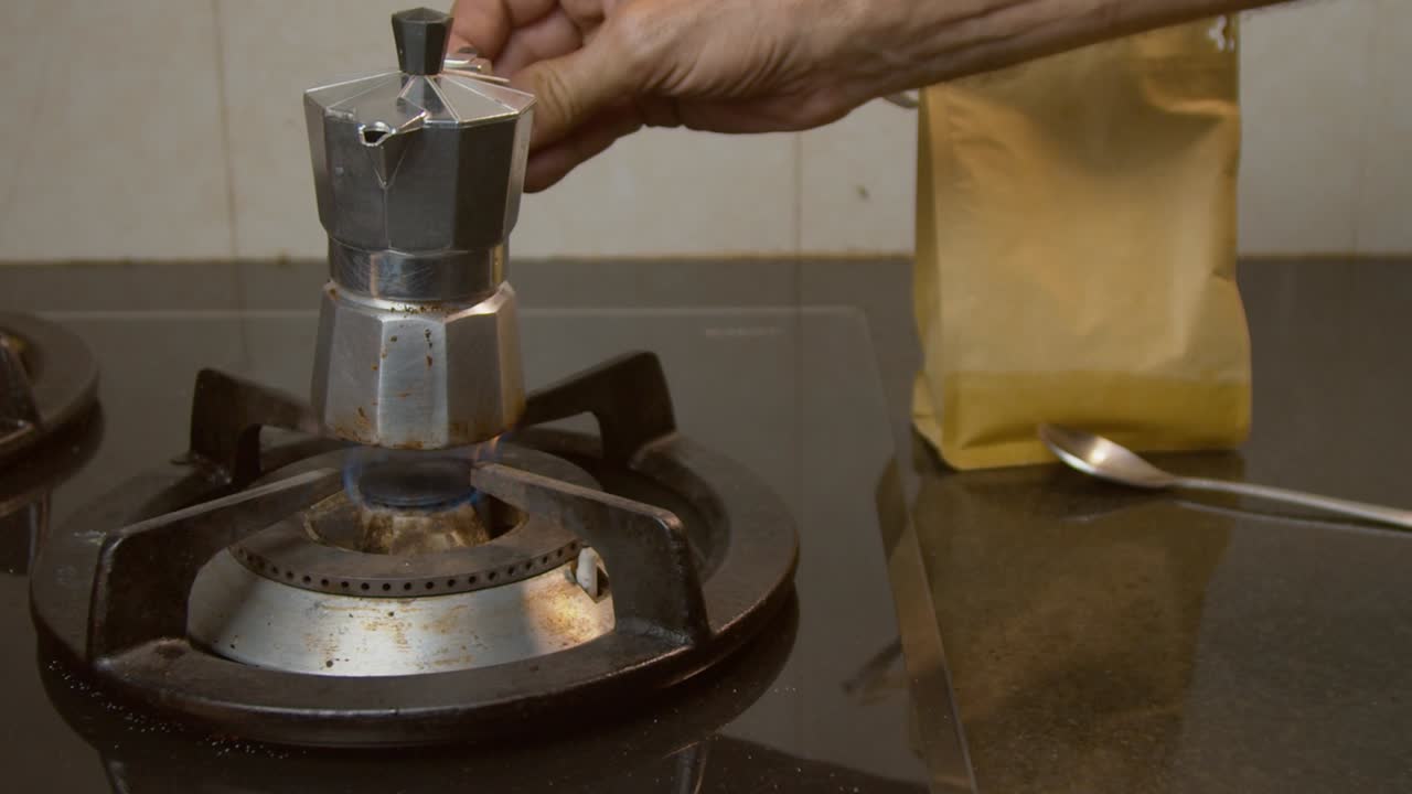pequeña cafetera moka colocada en la estufa de gas