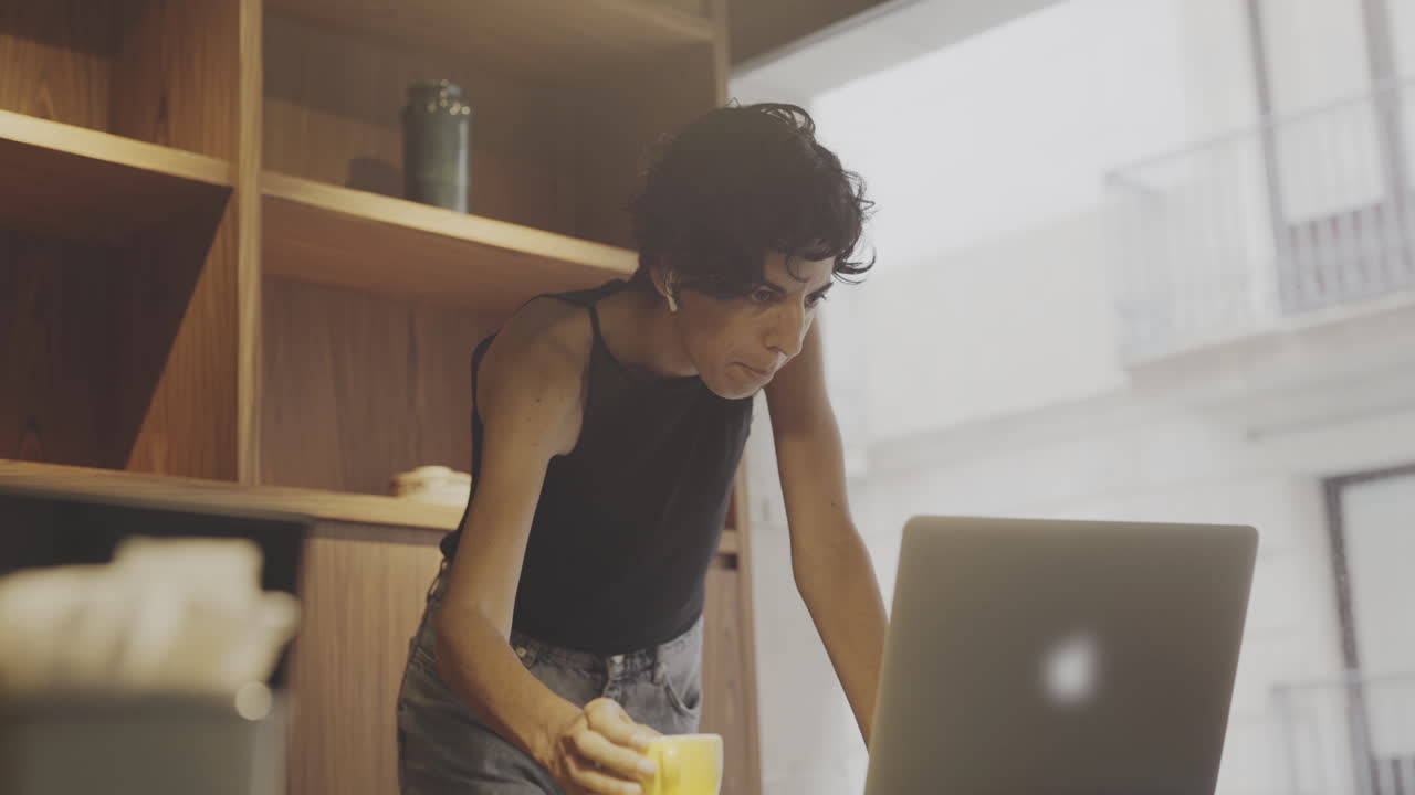 사무실에서 열정적 인 일 중독 스페인 여성 상사