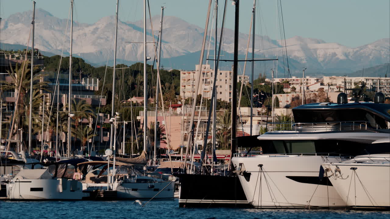 Diverse imbarcazioni ormeggiate nel Porto Camille Rayon ad Antibes, Francia