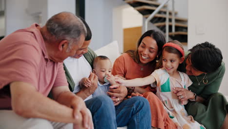 La-Gran-Familia,-El-Bebé-Y-Los-Padres-Juegan-En-El-Sofá-De-Casa