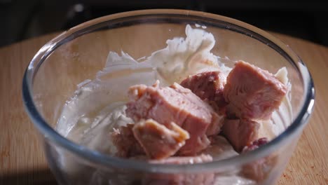 agregando ingredientes, haciendo ensalada de atún, pasta de atún saludable y deliciosa - toma constante