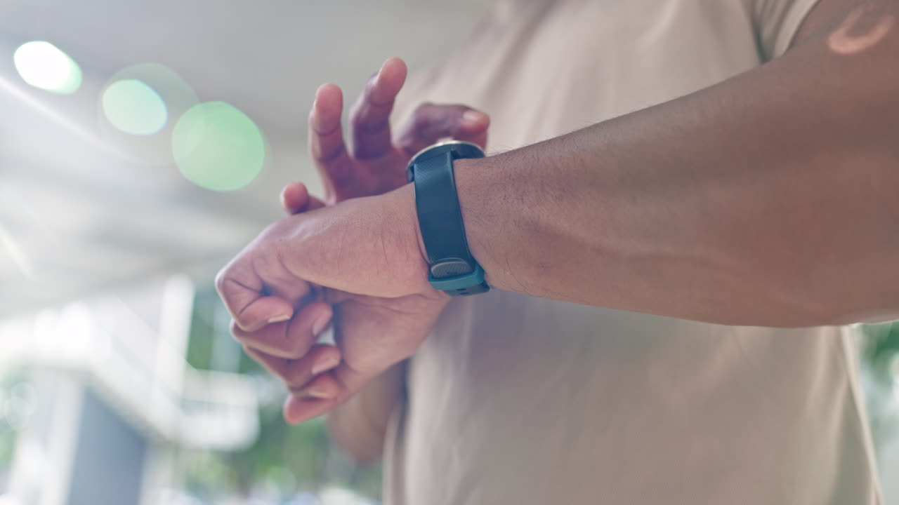 reloj inteligente, manos y deportes hombre al aire libre