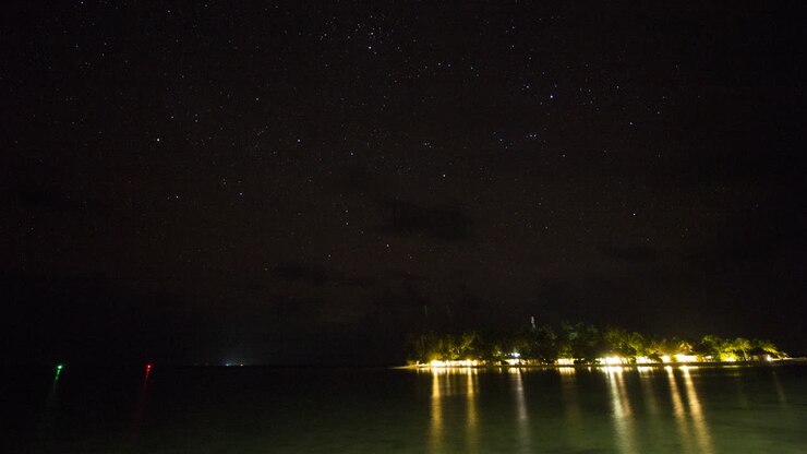 Timelapse du passage de la nuit au jour sur une île aux Maldives
