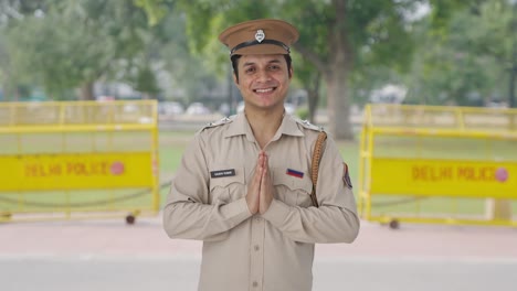 Feliz-Oficial-De-Policía-Indio-Haciendo-Namaste