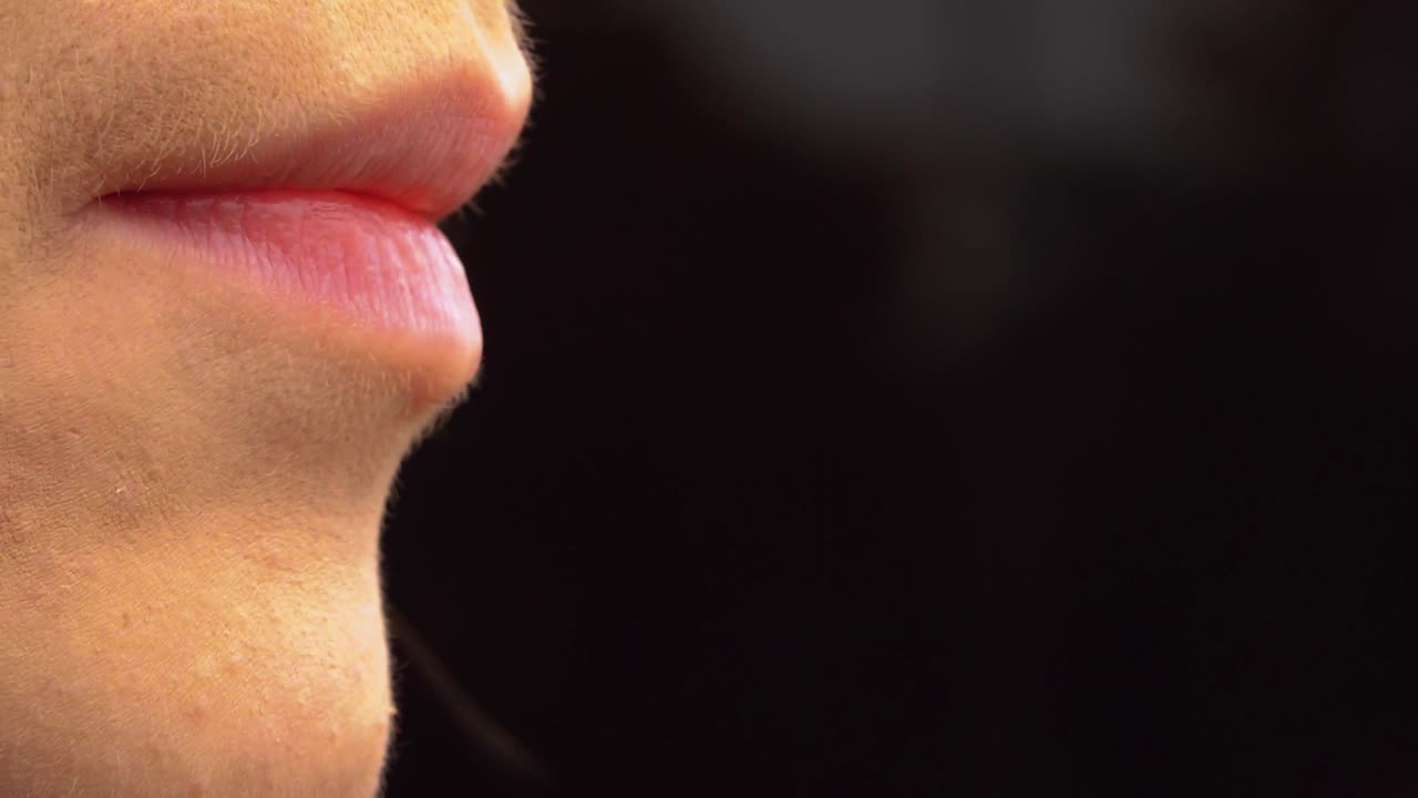 una mujer fuma un cigarrillo electrónico