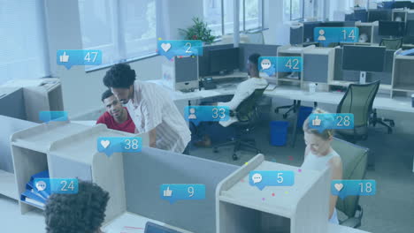 animación de iconos y procesamiento de datos sobre diversas personas de negocios en la oficina
