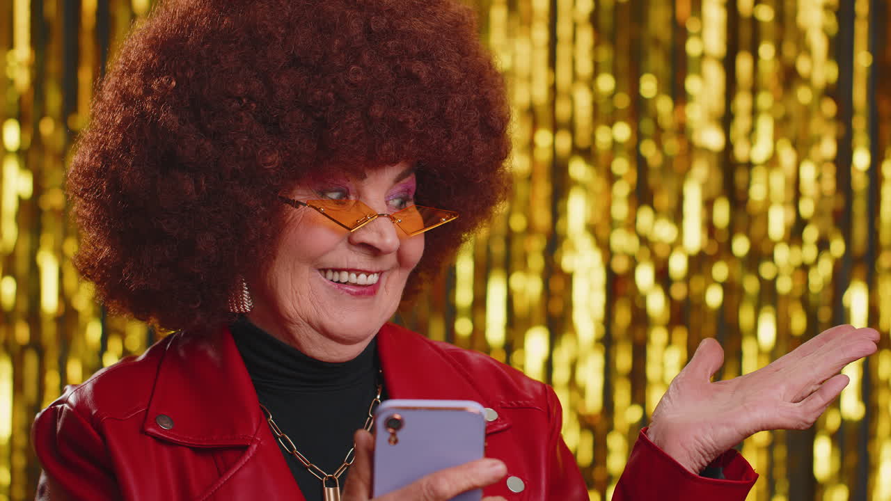 mujer mayor usando teléfono inteligente mostrar pulgares hacia arriba como, retroalimentación positiva, lugar vacío, área de publicidad