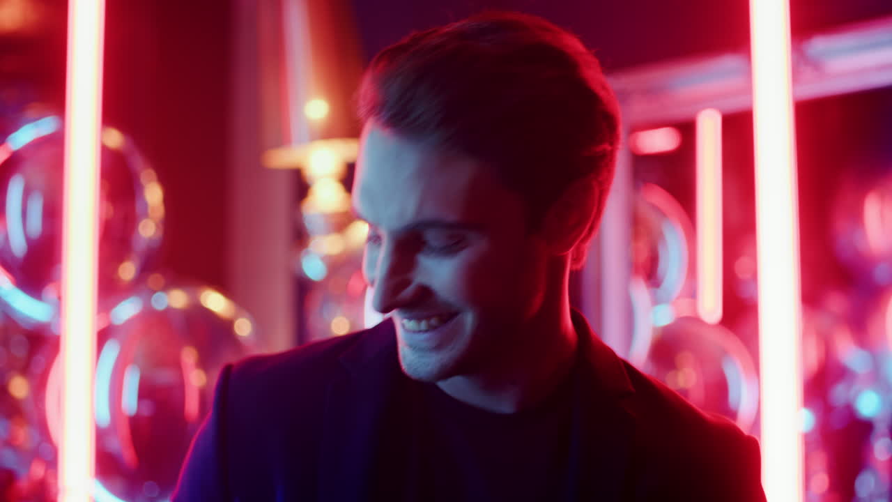 disfruta del hombre posando en un club nocturno. primer plano hombre feliz riendo en una fiesta