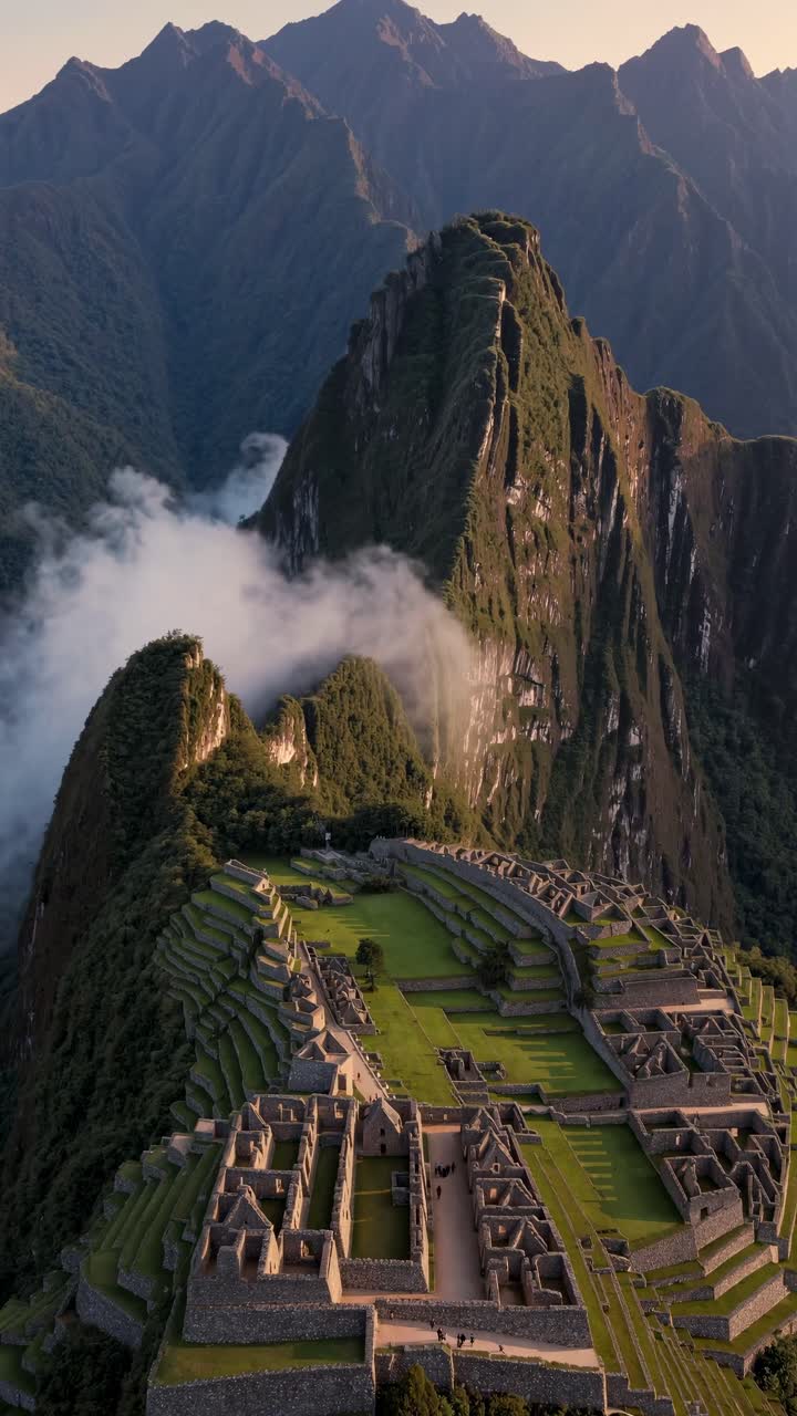 Vista aerea dell'antica città di Machu Picchu sulle Ande