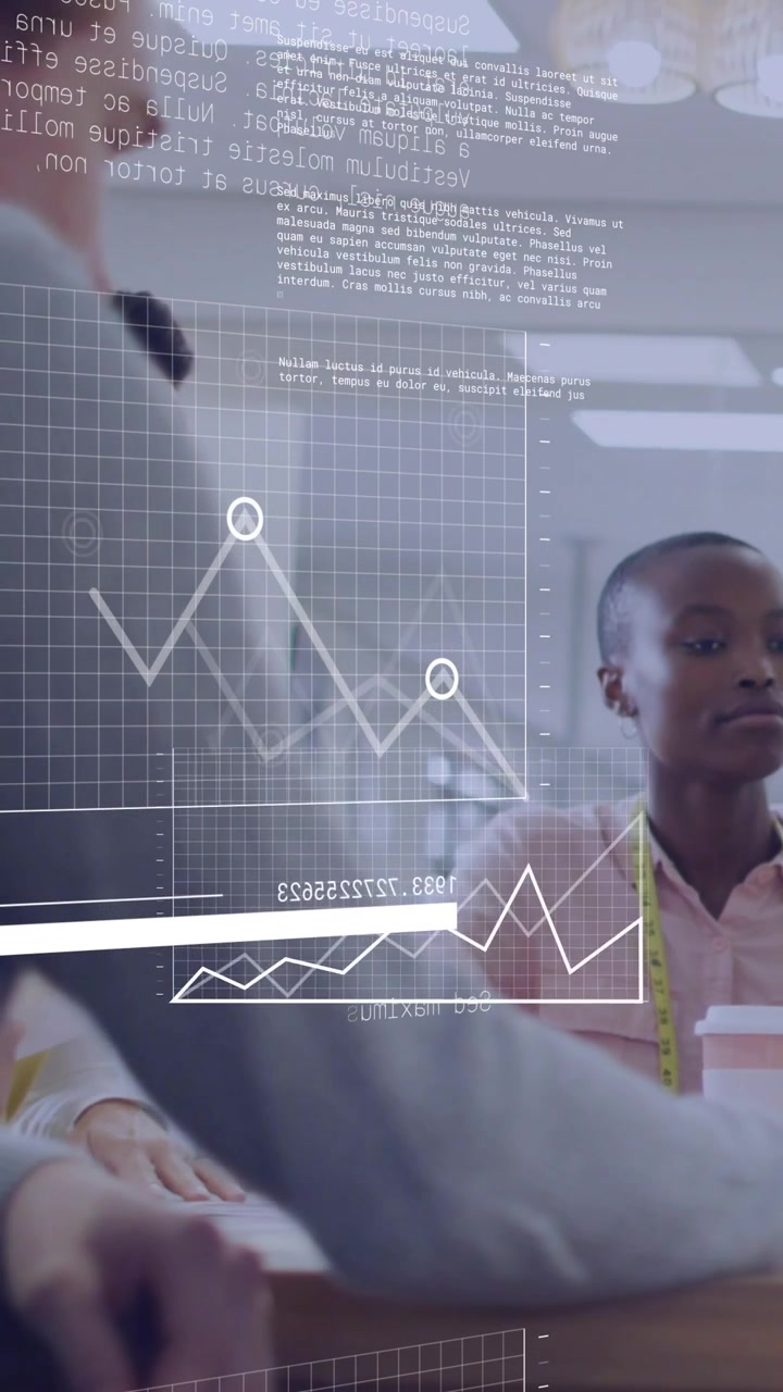 Vertikal video: Lille designteam gennemgår papirer, mens HUD vises, animerer diagrammer til design