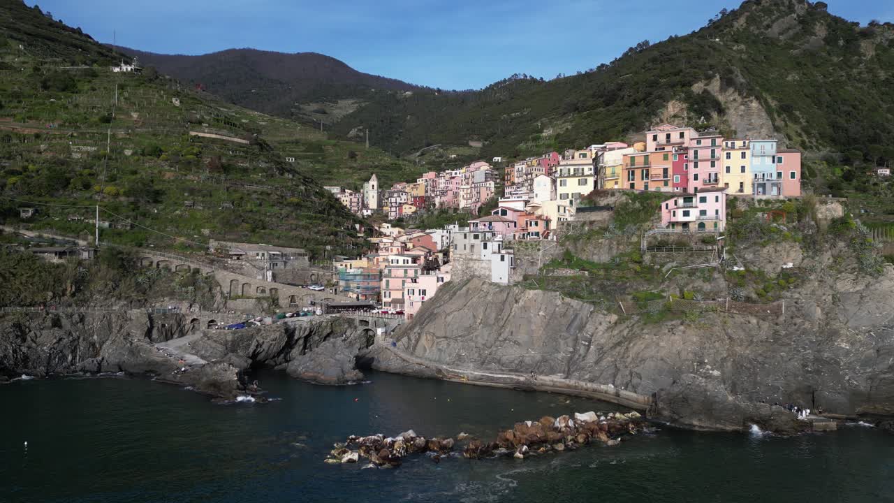 Manarola Cinque Terre Italia, vista aerea fluida dal basso del villaggio lungo l'oceano.