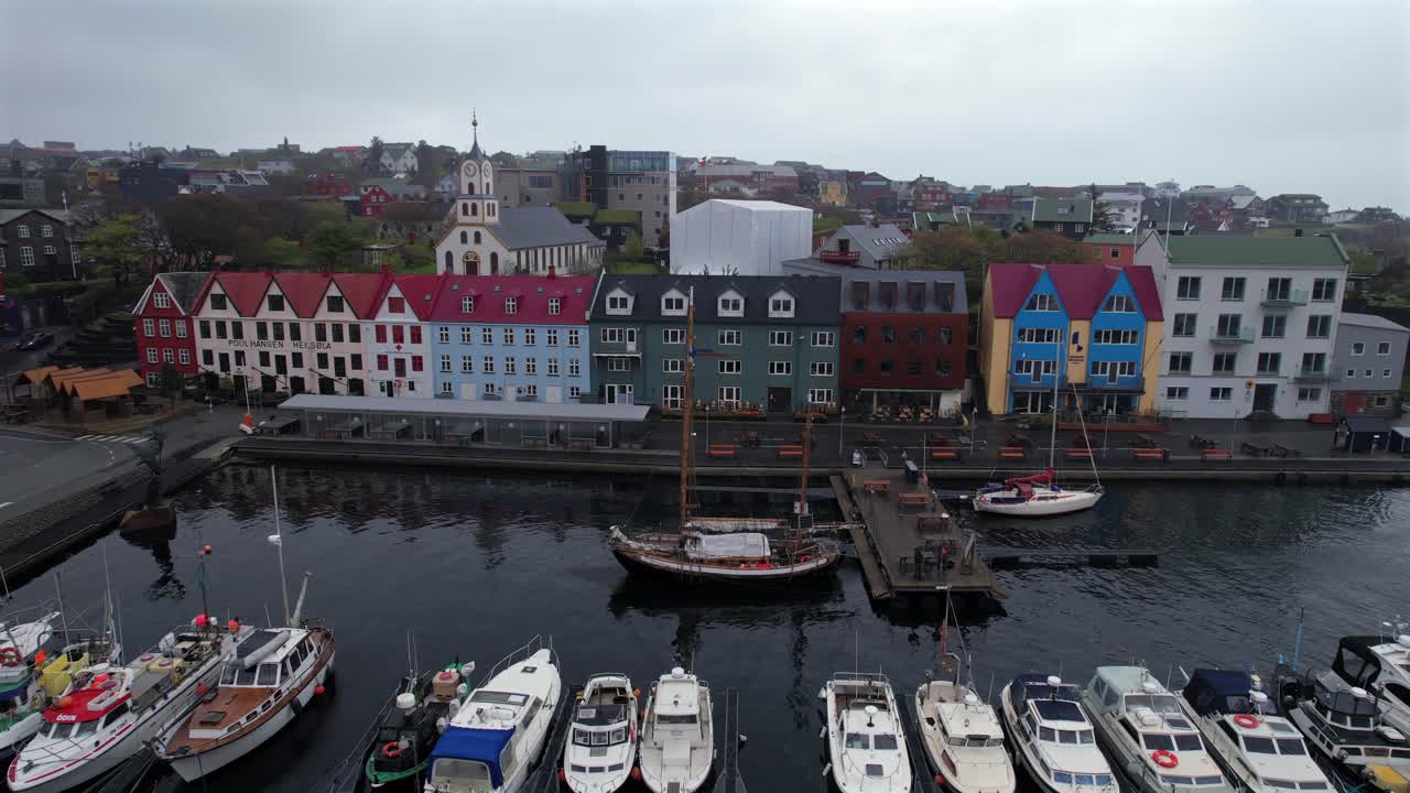 Port pittoresque de Tórshavn, la capitale des îles Féroé. Vue aérienne de la ville avec ses bateaux amarrés et ses maisons colorées emblématiques.
