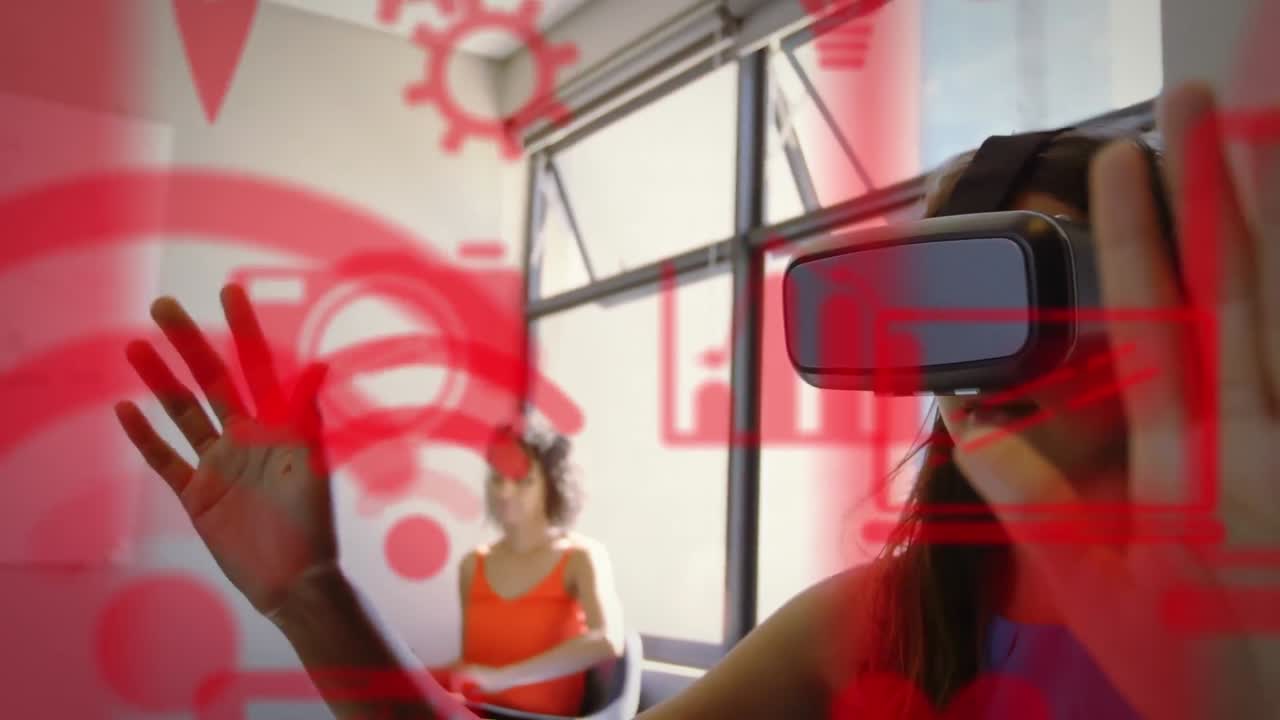 animación de iconos de las redes sociales sobre una mujer de raza mixta con auriculares vr