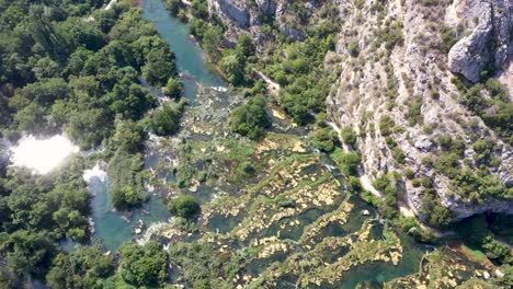 Vista-Aérea-Superior-Sobre-El-Río-Krka-En-Verano