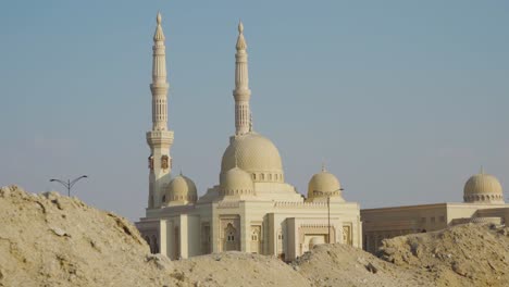 pico a través de la mezquita al qasimiya en la ciudad de sharjah - plano medio panorámico