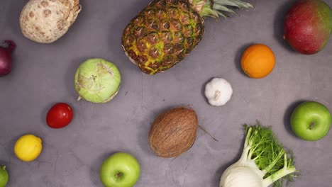 un patrón de estilo de vida saludable hecho de frutas y verduras orgánicas frescas se mueve en un fondo oscuro.