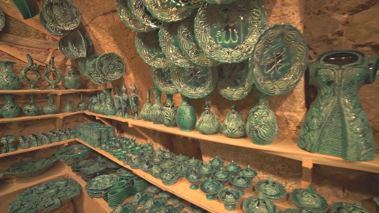 洞窟の店に展示されたトルコの伝統的な陶器