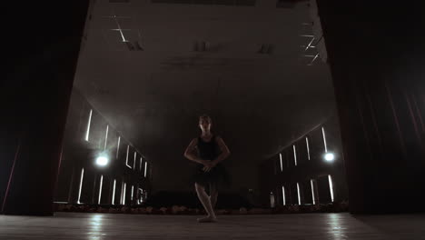 Teatro-De-Ballet-Prima-En-El-Escenario-Ensayando-La-Actuación-En-El-Humo.