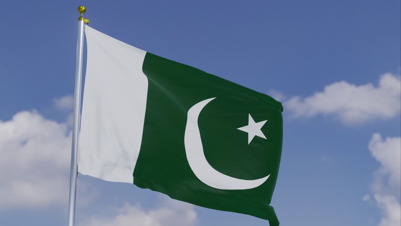 bandera de pakistán moviéndose en el viento con un cielo azul claro en el fondo, nubes moviéndose lentamente, asta de la bandera, cámara lenta