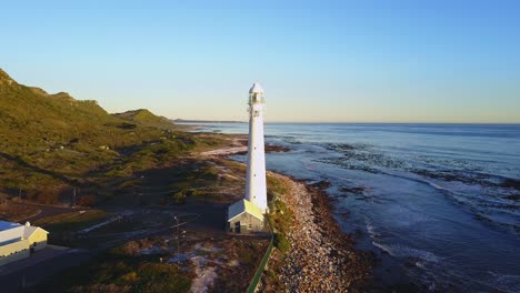 vista aérea de una playa rocosa y un faro en sudáfrica