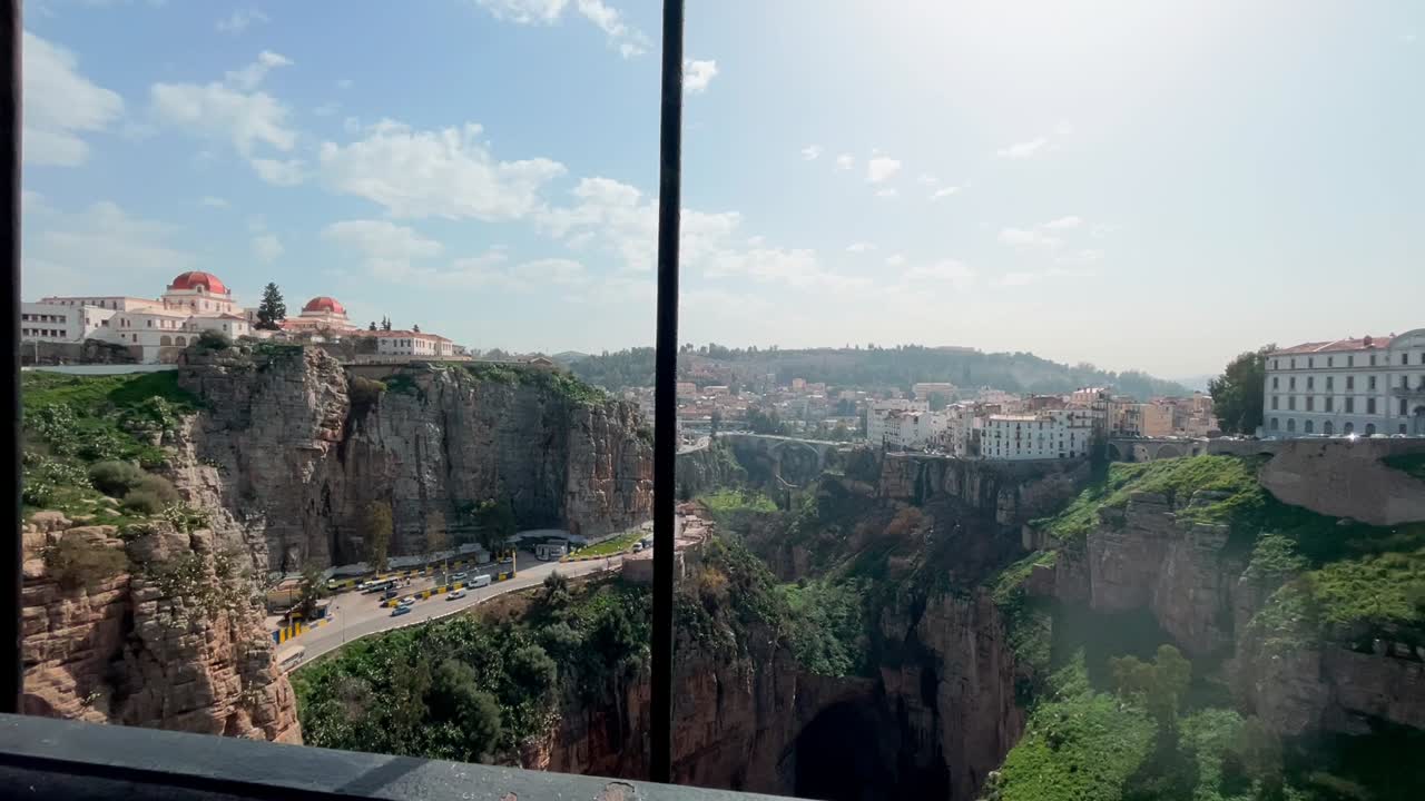este video captura la belleza de los puentes de constantine, mostrando la impresionante arquitectura única de la ciudad