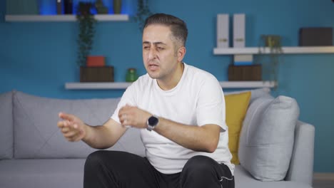 el hombre que está enojado consigo mismo y tiene defectos.