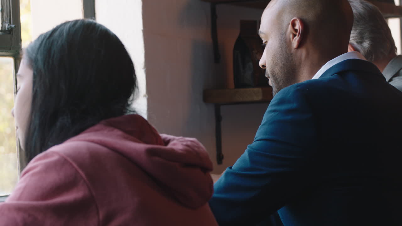 hombre de negocios usando computadora portátil digital en una cafetería bebiendo café trabajando navegando por correos electrónicos conectándose en línea disfrutando de la conexión a internet