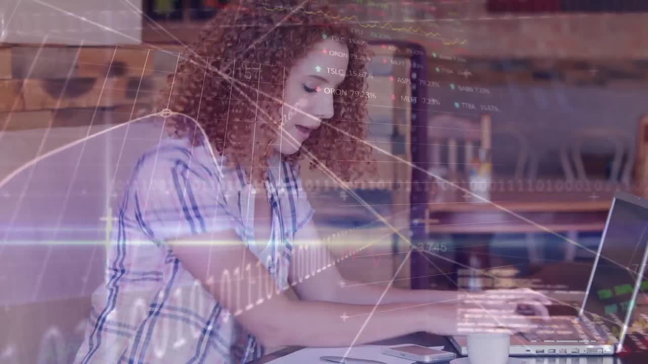 animación del procesamiento de datos financieros sobre las compras en línea de las mujeres caucásicas.