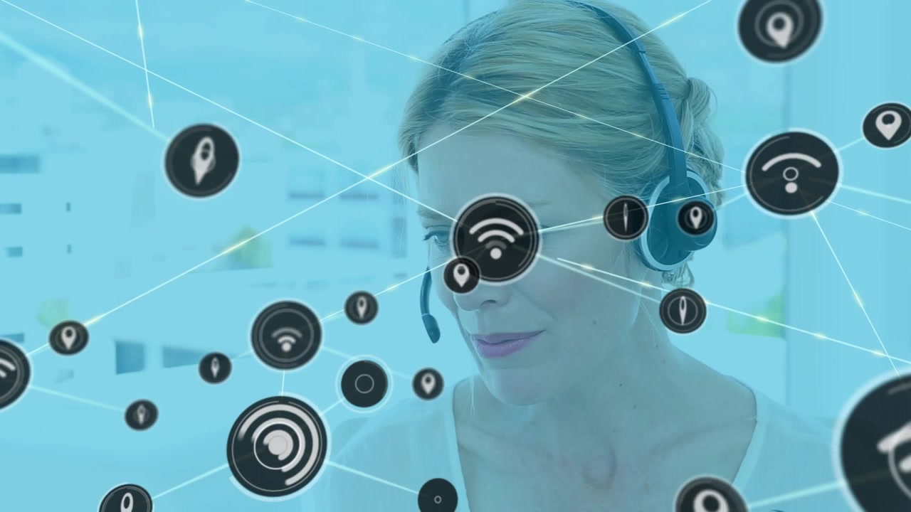 Animazione di una rete di connessioni con icone sopra una donna d'affari caucasica che utilizza un telefono con cuffie
