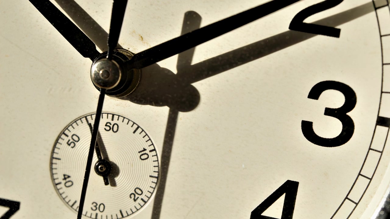 Meccanismo di orologio che ticchetta, muovendo la sottile lancetta dei secondi e la lancetta del sub-quadrante attraverso il quadrante dello studio per segnare il tempo