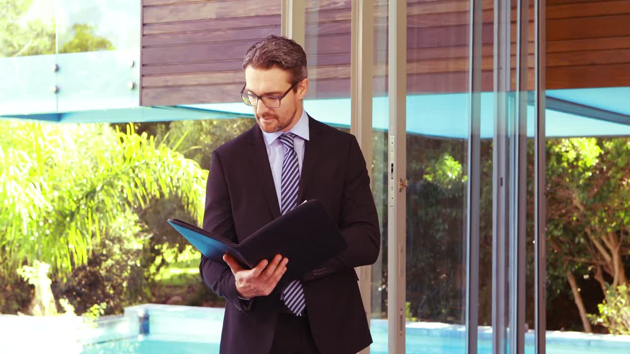 homem de negócios a verificar documentos