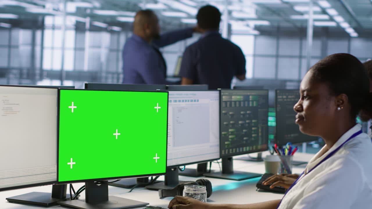 equipo diverso que trabaja en una oficina moderna