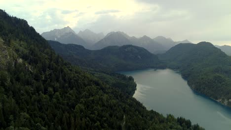 Fliegen-In-Der-Nähe-Der-Berge-Mit-Wald--Und-Epiv-Blick-In-Der-Nähe-Eines-Von-Bergen-Umgebenen-Sees-–-Filmische-Drohnenaufnahme-Aus-Der-Luft