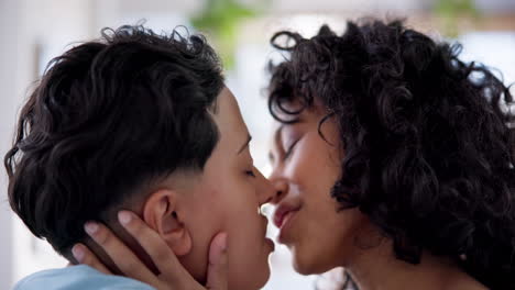 amor, beso y cara de una feliz pareja de lesbianas