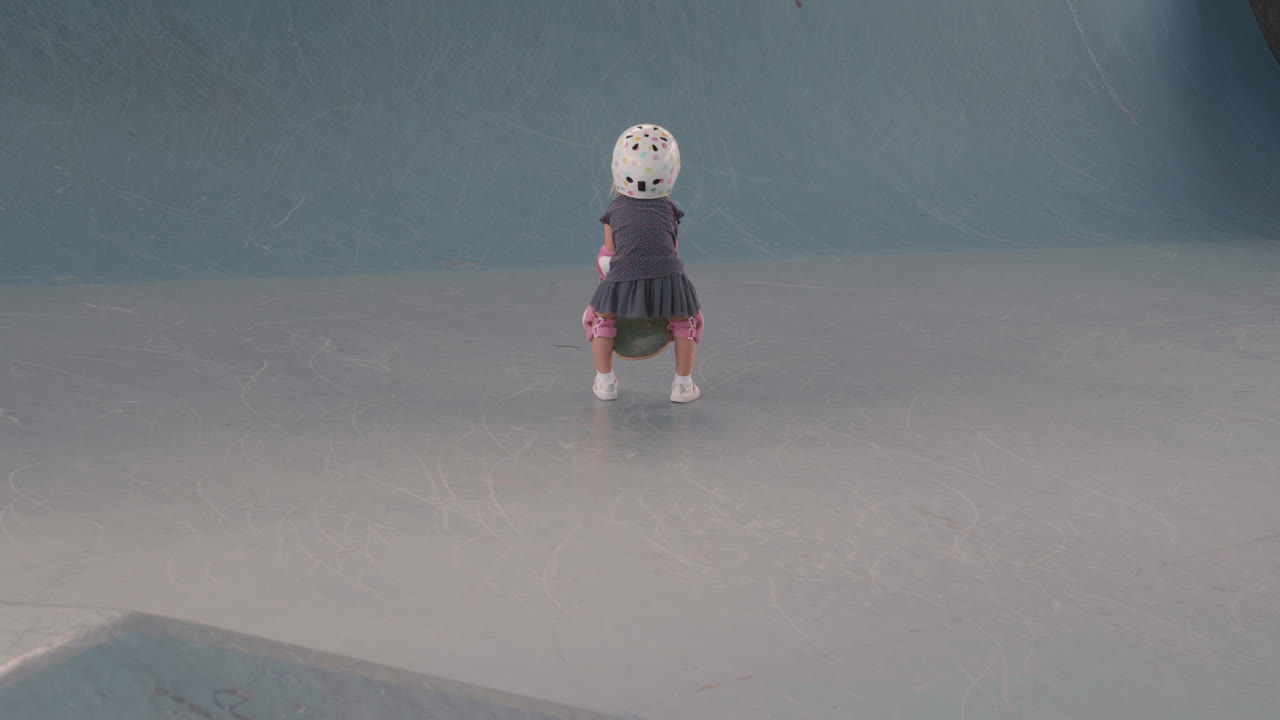 una mujer viendo a su hijo patinar.