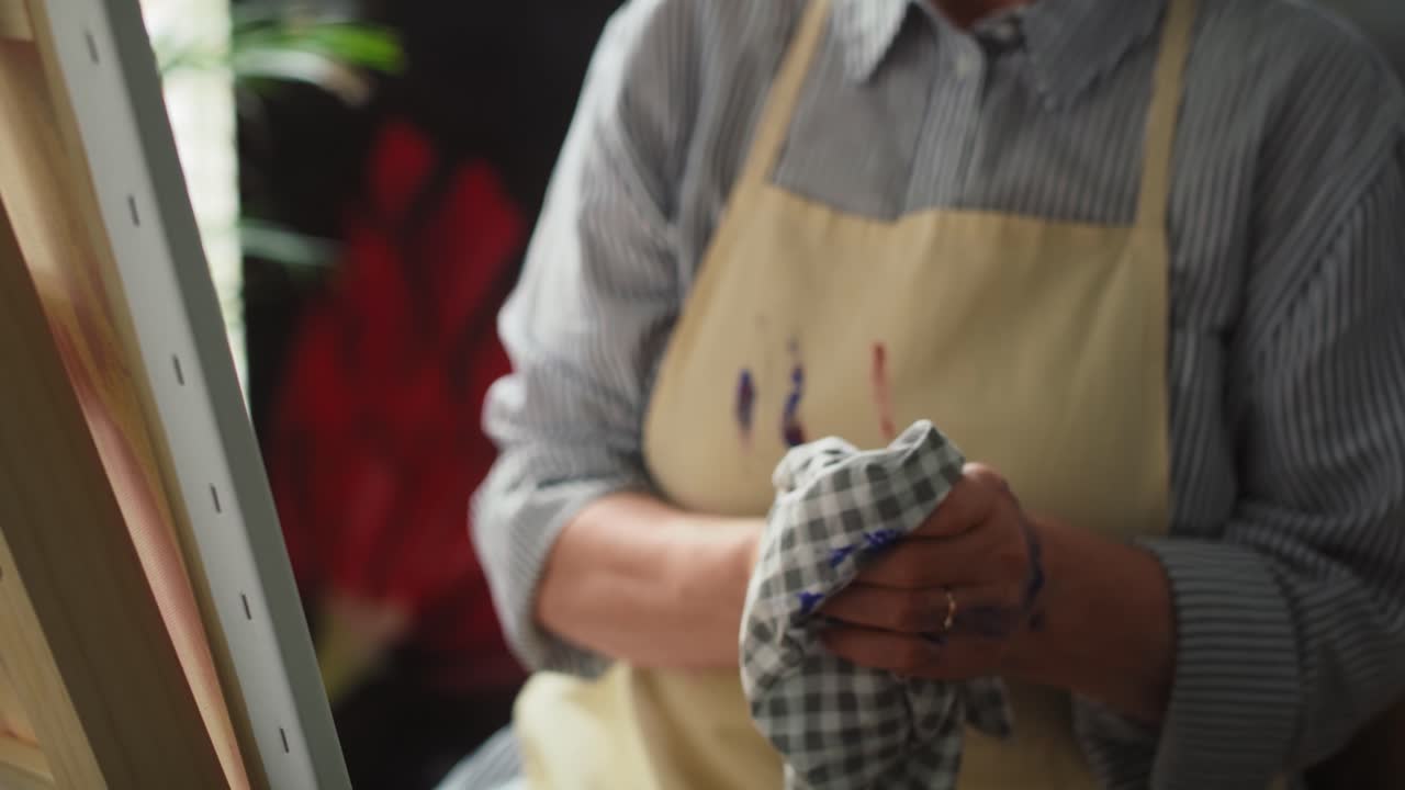 video di monitoraggio di un artigiano femminile maturo a casa