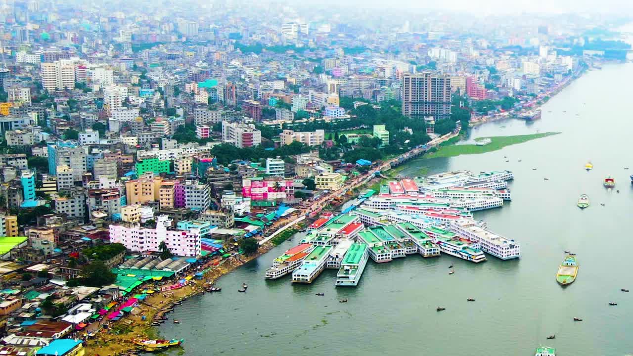 Dhaka, Bangladesh, vista aerea verso le navi al più grande terminal nautico di Sadarghat nel fiume Buriganga.