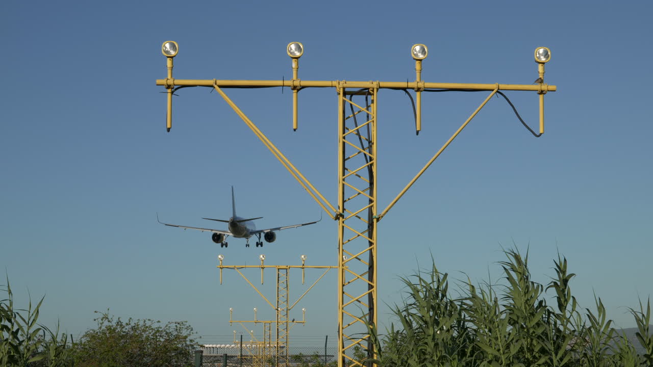 바르셀로나 공항 활주로에 착륙에 접근하는 vueling 비행기